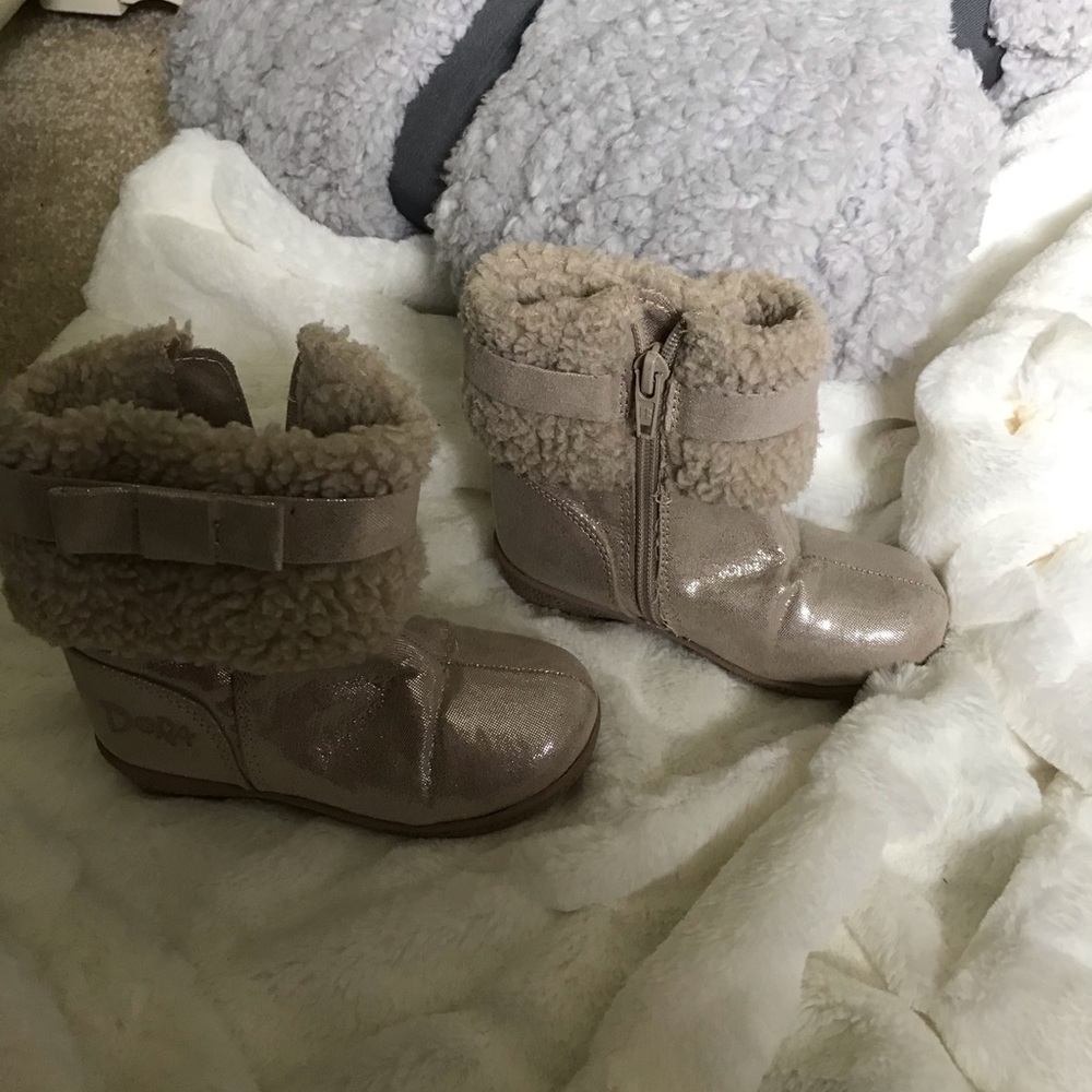 2 pairs of Girls boots size 6 and 7t